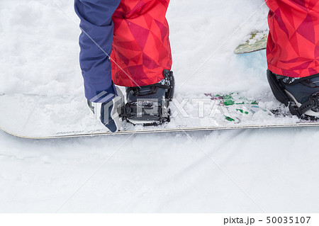 スノーボードをつける女性 スノーボードをつける女性 50035107
