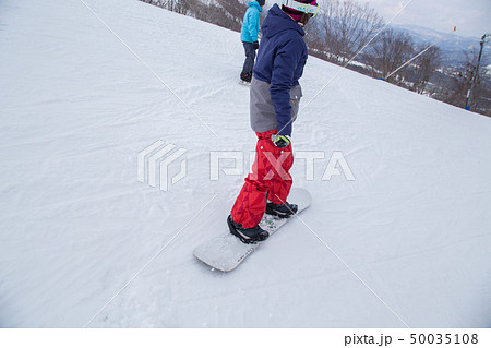 スノーボードをすべる女性 50035108