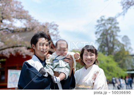 お宮参りの親子 お宮参りの親子 50036690