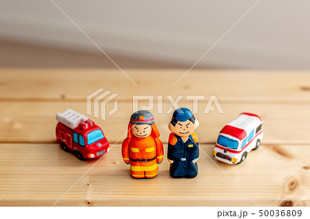 消防士　救急車　消防車 50036809