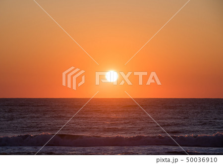 九十九里浜の朝日 （千葉県一宮町 釣ヶ崎海岸） ※2019年4月撮影 50036910
