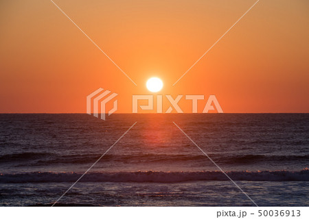 九十九里浜の朝日 (千葉県一宮町 釣ヶ崎海岸) ※2019年4月撮影 九十九里浜の朝日 (千葉県一宮町 釣ヶ崎海岸) ※2019年4月撮影 50036913