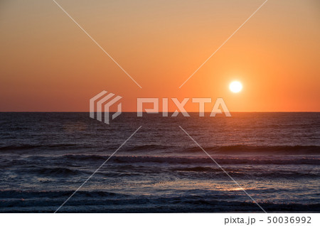 九十九里浜の朝日 (千葉県一宮町 釣ヶ崎海岸) ※2019年4月撮影 九十九里浜の朝日 (千葉県一宮町 釣ヶ崎海岸) ※2019年4月撮影 50036992