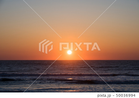 九十九里浜の朝日 （千葉県一宮町 釣ヶ崎海岸） ※2019年4月撮影 50036994