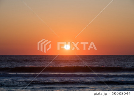 九十九里浜の朝日 （千葉県一宮町 釣ヶ崎海岸） ※2019年4月撮影 50038044