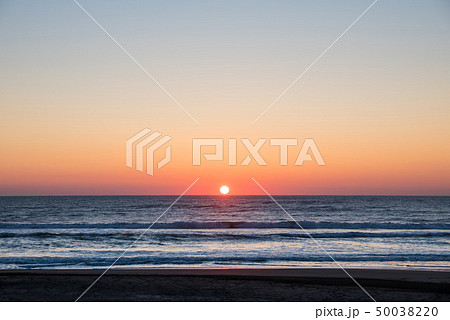 九十九里浜の日の出 （千葉県一宮町 釣ヶ崎海岸） ※2019年4月撮影 50038220