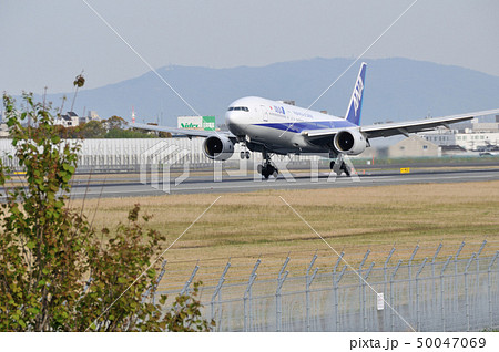 着陸した飛行機 50047069
