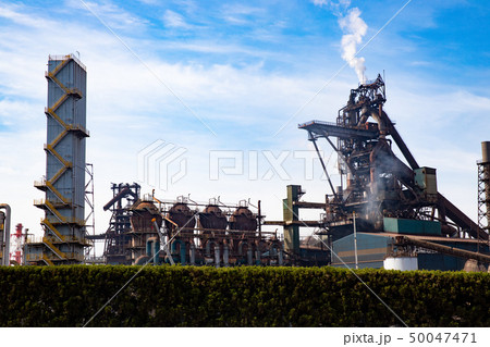青空に映える製鉄所の高炉 50047471