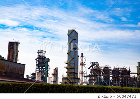 青空に映える製鉄所の高炉 50047473