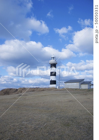 秋田県男鹿市の夕暮れ時の入道崎の入道崎灯台（３月） 50050331