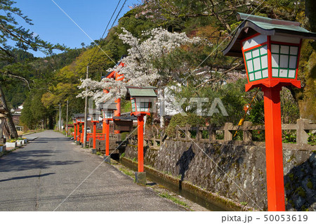 島根(山陰の小京都)の津和野 太鼓谷稲成神社入口付近 50053619