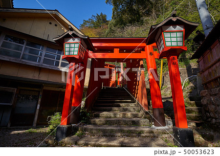 島根(山陰の小京都)の津和野 太鼓谷稲成神社千本鳥居の参道入口 50053623