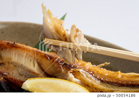 白背景に焼きほっけ日本食おつまみ焼き魚 白背景に焼きほっけ日本食おつまみ焼き魚 50054186