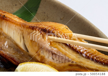 白背景に焼きほっけ日本食おつまみ焼き魚 50054188