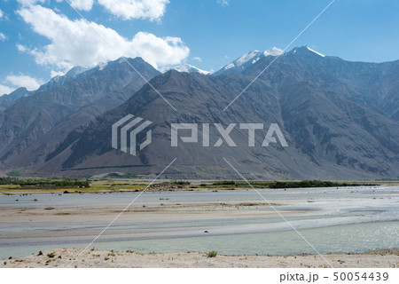 Panj River タジキスタン アフガニスタン国境 タジキスタン パミール高原 ワハーン回廊の写真素材