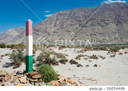 タジキスタン・アフガニスタン国境の石碑　タジキスタン・パミール高原・ワハーン回廊 50054496