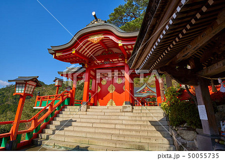 島根(山陰の小京都)の津和野 太鼓谷稲成神社の神門 50055735