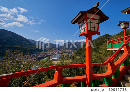 島根(山陰の小京都)の津和野 太鼓谷稲成神社の神門から津和野町を見る 50055738