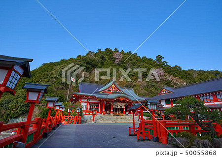 島根(山陰の小京都)の津和野 太鼓谷稲成神社の拝殿と社務所 50055868
