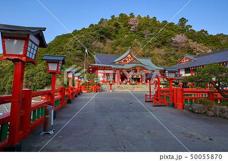 島根(山陰の小京都)の津和野 太鼓谷稲成神社の拝殿と社務所 50055870