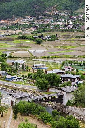 ブータンの伝統建築の橋 50055993