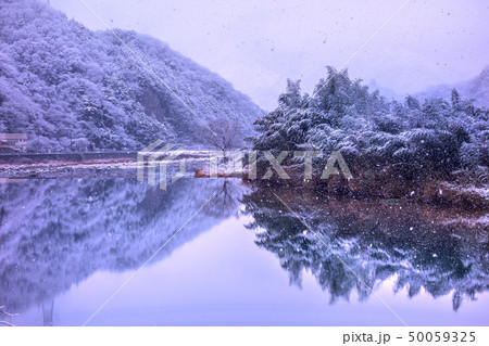 揖保川沿いの雪景色（兵庫県宍粟市一宮町嶋田）※作品コメント欄に撮影位置 50059325
