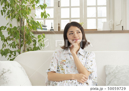 若い女性 ライフスタイル リラックス くつろぐ 若い女性 ライフスタイル リラックス くつろぐ 50059729