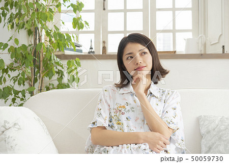 若い女性 ライフスタイル リラックス くつろぐ 若い女性 ライフスタイル リラックス くつろぐ 50059730
