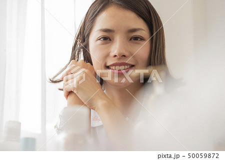 若い女性　コスメ　おしゃれ　ネイル　ライフスタイル 50059872