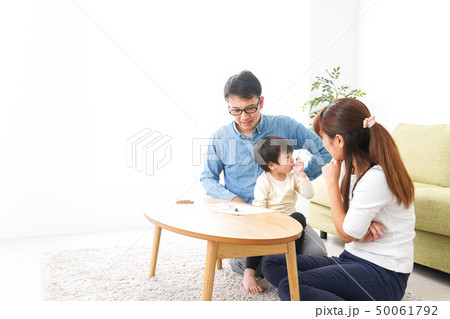 家族会議をする若い夫婦 50061792