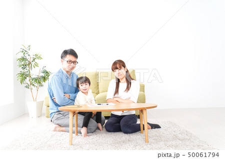 家族会議をする若い夫婦 家族会議をする若い夫婦 50061794