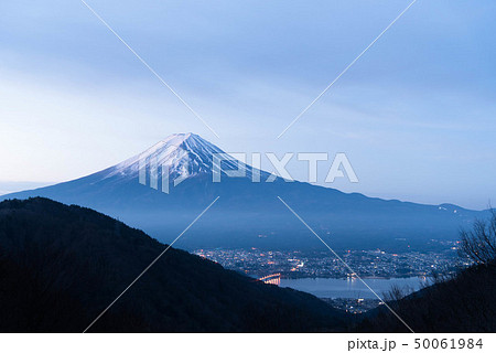 御坂峠から望む富士山と河口湖 夜明け 夜景 御坂峠から望む富士山と河口湖 夜明け 夜景 50061984