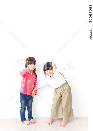 仲良しの女の子 仲良しの女の子 50062093