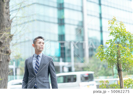 ビジネスマン　屋外 50062275