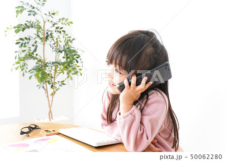 電話をする女の子 電話をする女の子 50062280