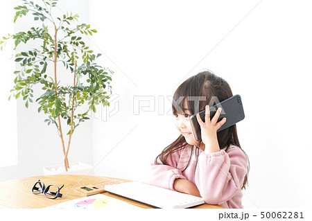 電話をする女の子 電話をする女の子 50062281