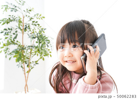 電話をする女の子 電話をする女の子 50062283