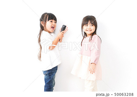 歌を歌う女の子たち 50063208