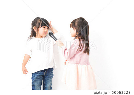 歌を歌う女の子たち 50063223