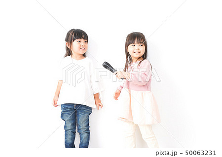 歌を歌う女の子たち 50063231