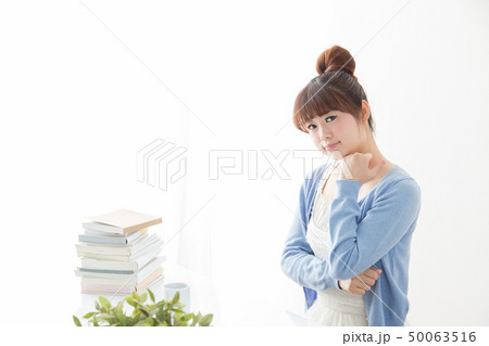 読書・女性・白バック 読書・女性・白バック 50063516