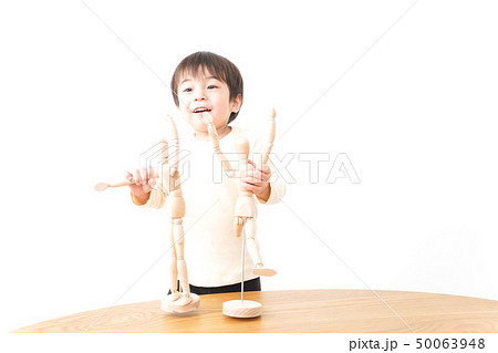 おままごとをする子どもたち おままごとをする子どもたち 50063948