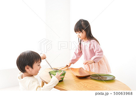 おままごとをする子どもたち 50063968
