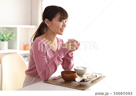 お茶を飲む女性 50065093