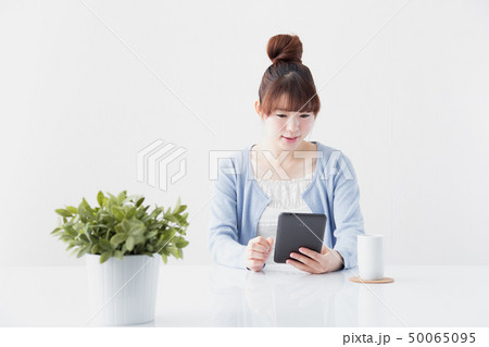 タブレット・女性 50065095