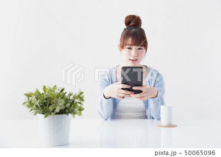 タブレット・女性 50065096