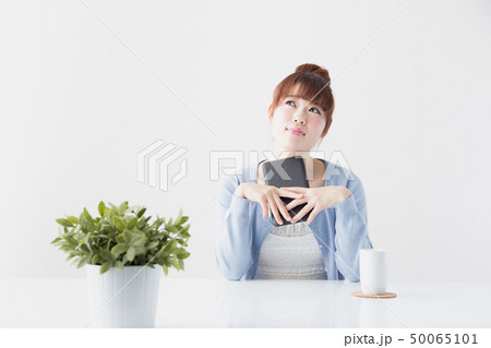 女性・テーブル 50065101