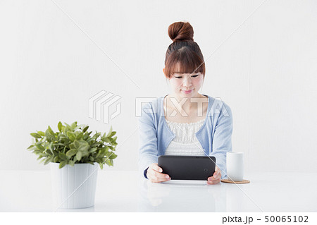 タブレット・女性 タブレット・女性 50065102
