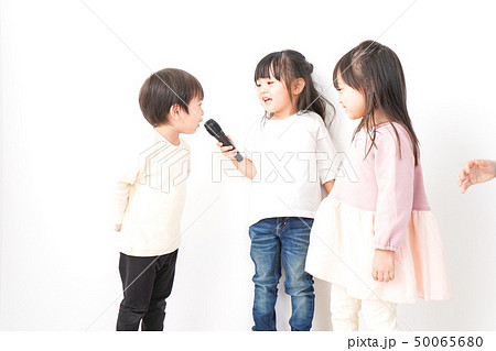家で遊ぶ子どもたち 家で遊ぶ子どもたち 50065680