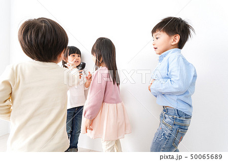 家で遊ぶ子どもたち 家で遊ぶ子どもたち 50065689